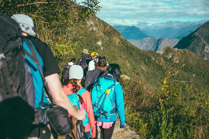 Wanderin blickt über eine weite Landschaft