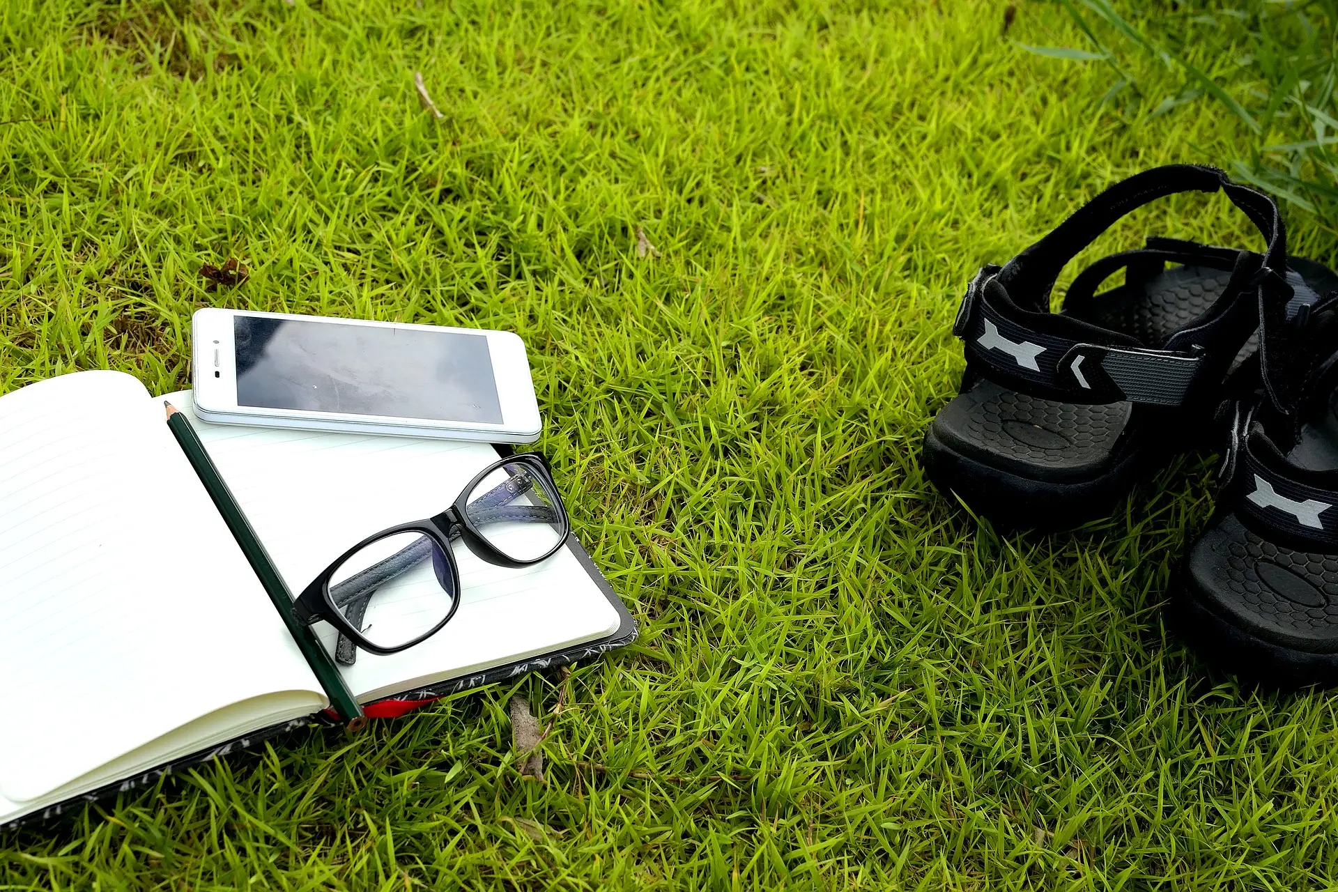 Schreibtisch mit Notizbuch und Stift